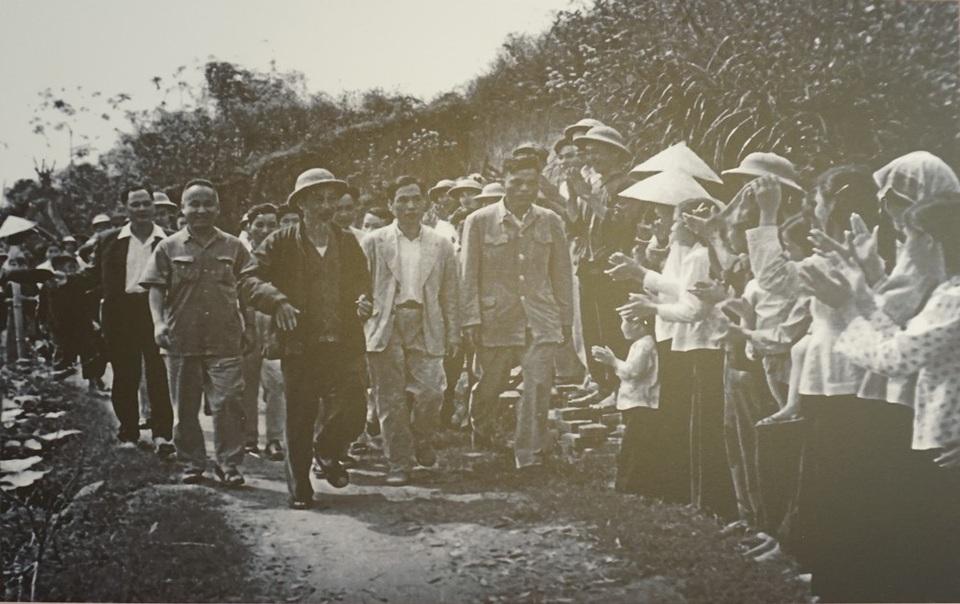 Chủ tịch Hồ Chí Minh thăm Hợp tác xã Đồng Tâm (tỉnh Phú Thọ) - một điển hình tiên tiến trong xây dựng đời sống mới của bà con kiều bào mới về nước, ngày 21/3/1961. (Ảnh: Bảo tàng Hồ Chí Minh).
