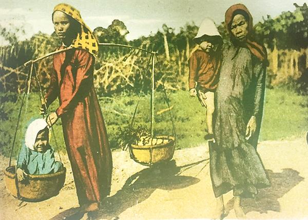 Trang phục phụ nữ đi chợ Biên Hòa Ảnh của L.Crespin - trích từ sách ảnh Hình ảnh Biên Hòa xưa