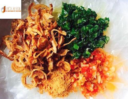 Trộn bánh tráng và mỡ hành