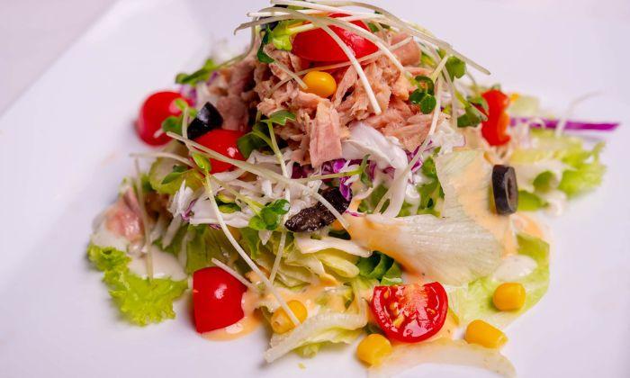 Cách làm salad cá ngừ cùng sốt mè vô cùng thơm ngon