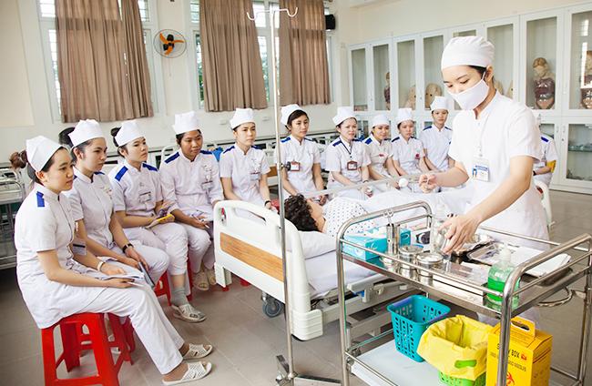 Sinh viên Khoa Điều dưỡng Đại học Duy Tân thực hành tại phòng thí nghí nghiệm chuyên môn