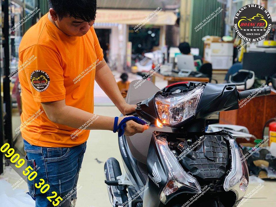 Nhân viên đang thi công dán PPF cho Future Fi màu đen nhám