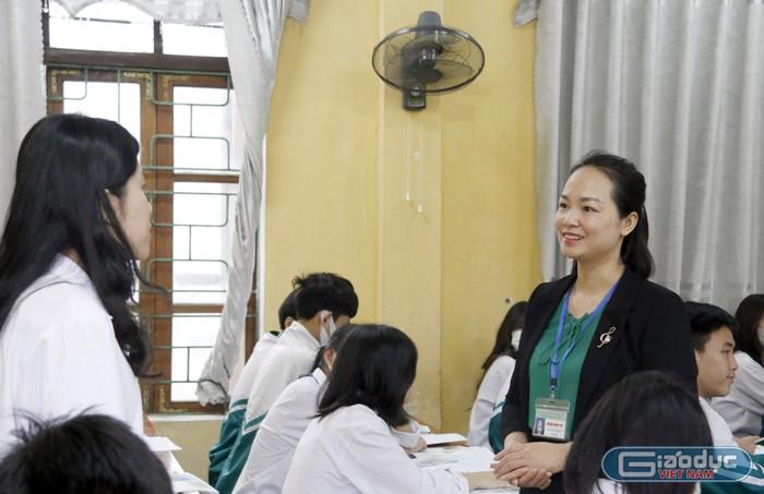 Cô Nhung- Học viện Thanh thiếu niên.jpg