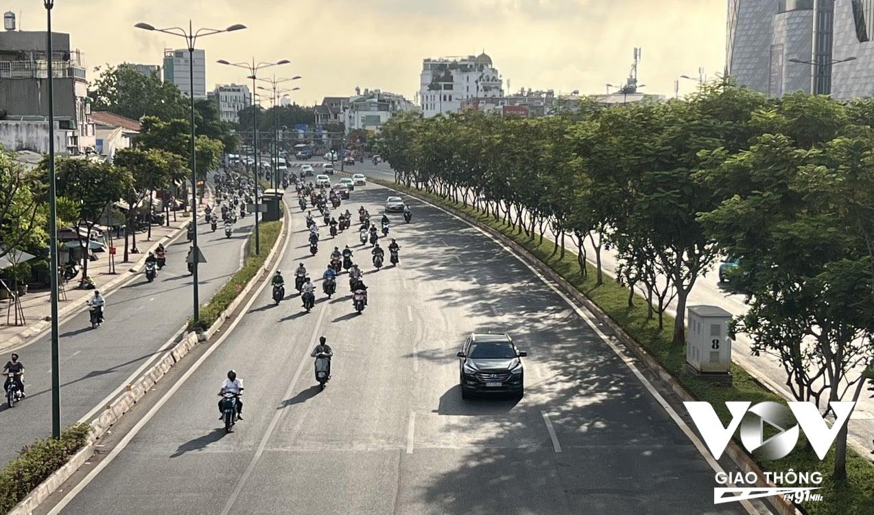 Xe máy lấn làn trên tuyến Phạm Văn Đồng