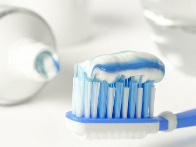 Cách tẩy mực bút lông trên áo màu bằng kem đánh răng