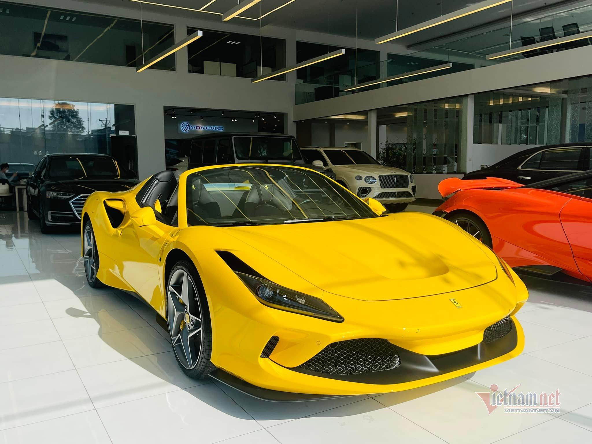 Siêu xe mui trần Ferrari F8 Spider thứ 4 về Việt Nam đón Tết