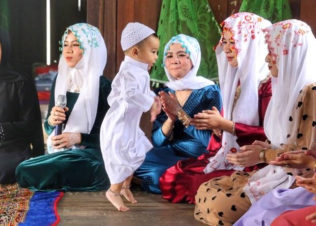 Nghi lễ cắt tóc và đặt tên con của người Chăm Islam