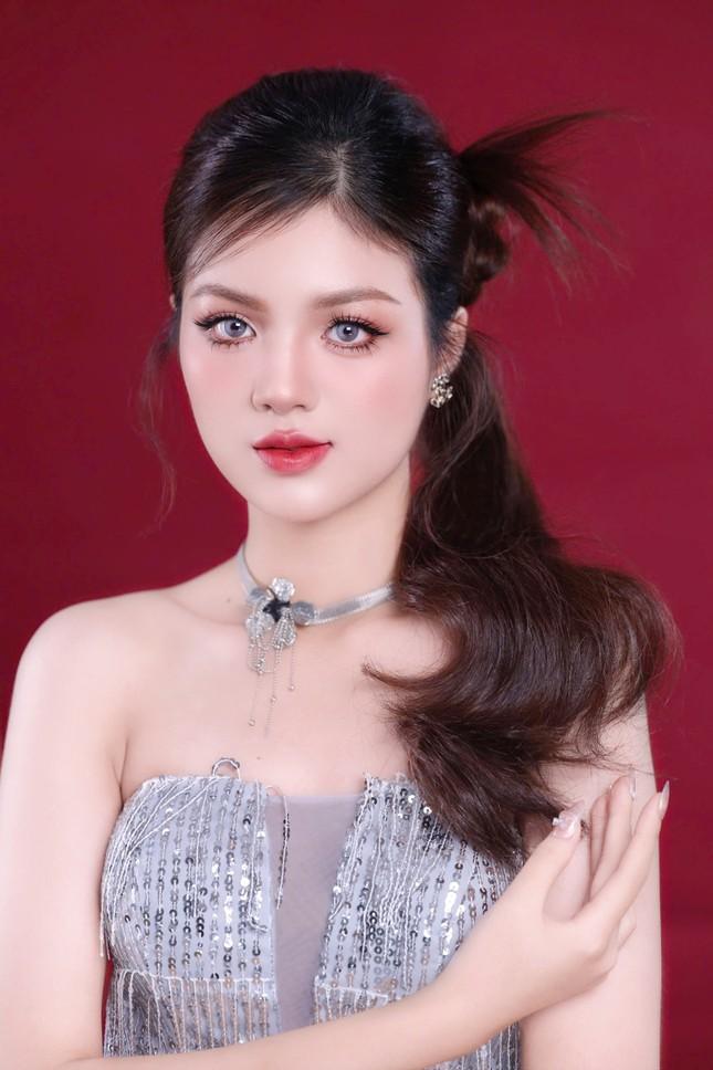 Trần Minh Thu quê Kon Tum trở thành Hoa khôi trường Thương mại ngay từ năm thứ nhất