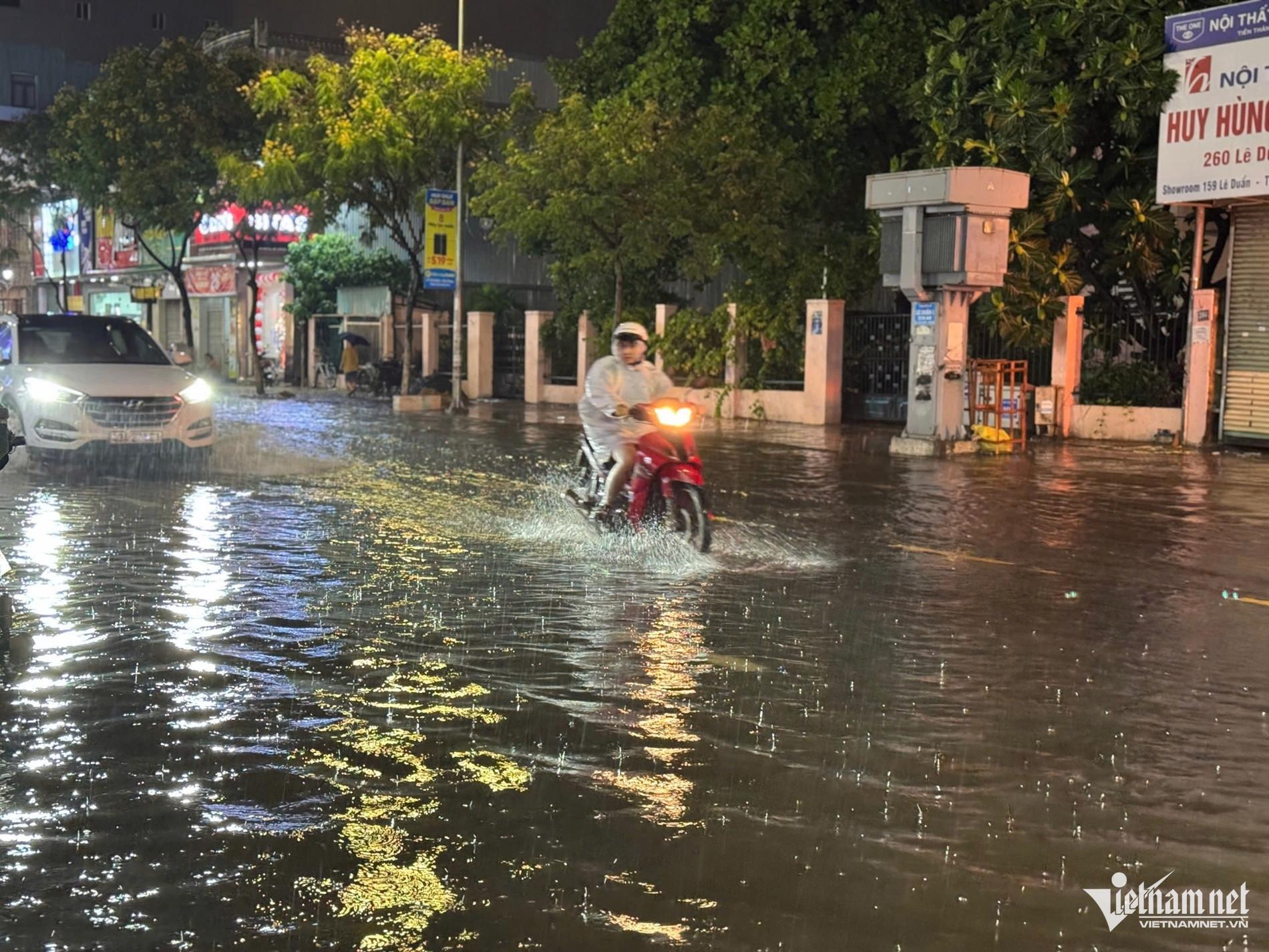 Dự báo thời tiết 13/6/2025: Quảng Bình - Huế mưa lớn nhất, Bắc Bộ giông lốc